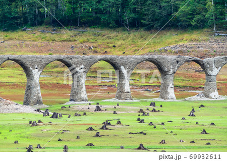 旧国鉄士幌線 タウシュベツ川橋梁展望台からの風景 北海道上士幌町 旧国鉄士幌線 タウシュベツ川橋梁展望台からの風景 北海道上士幌町 69932611