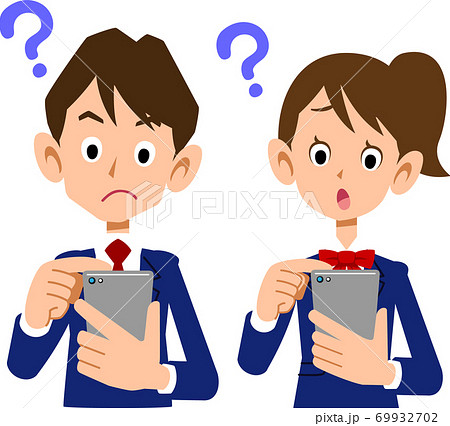 疑問の表情でスマートフォンを操作する学生 69932702