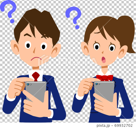 疑問の表情でスマートフォンを操作する学生 69932702