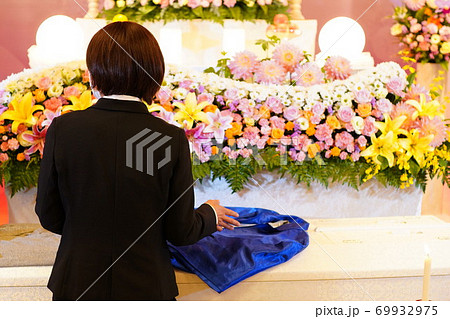 開式の準備をするセレモニーレディー 69932975