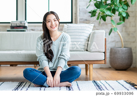 リビングでくつろぐ若い女性 69933096