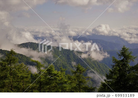 雲取山の尾根からの山並みと雲海 雲取山の尾根からの山並みと雲海 69933189