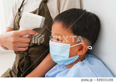 幼児の体温測定をする保育士 69933198