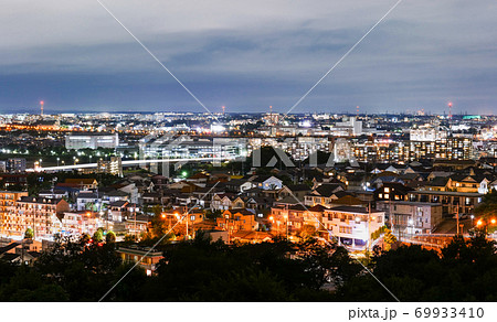東京郊外の住宅地　夜景 69933410