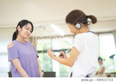 パーソナルトレーナーと生徒 パーソナルトレーナーと生徒 69933733