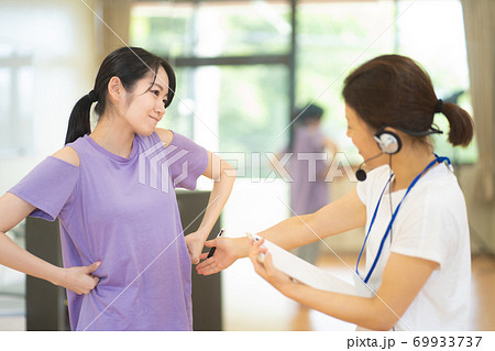 パーソナルトレーナーと生徒 69933737