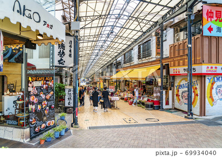 【静岡県】熱海 仲見世通り商店街の風景 【静岡県】熱海 仲見世通り商店街の風景 69934040
