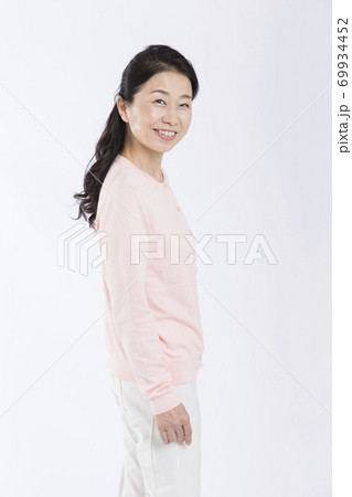 振り返る女性 69934452