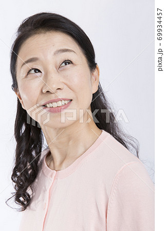 振り返る女性 振り返る女性 69934457