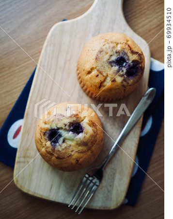 マフィン ケーキ 食べ物 69934510