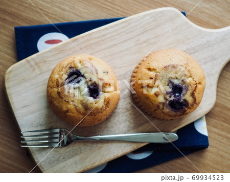マフィン ケーキ 食べ物 69934523