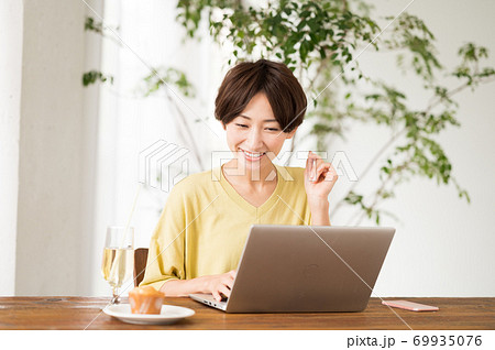 テーブルでワーケーションする女性 69935076