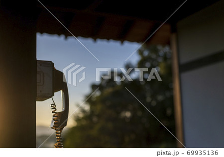 誰もいない公園にある「命の電話」を彷彿とさせる電話機 69935136