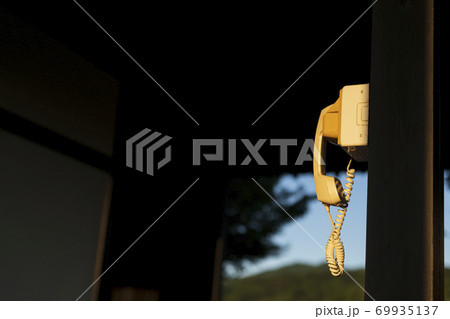 誰もいない公園にある「命の電話」を彷彿とさせる電話機 誰もいない公園にある「命の電話」を彷彿とさせる電話機 69935137