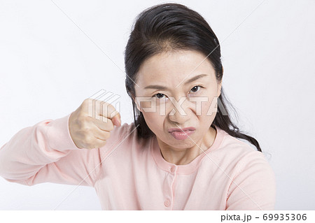 怒る女性 69935306