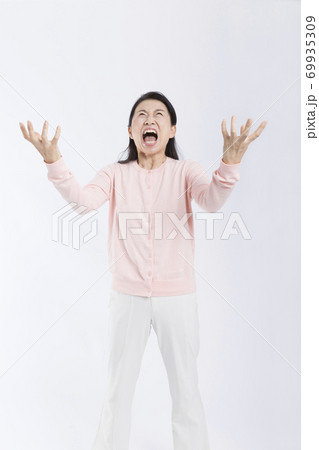 激怒する女性 69935309