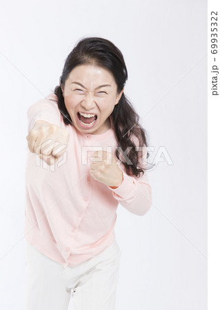 怒る女性 69935322