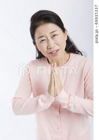 謝るミドル女性 69935337
