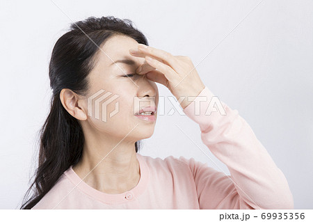 眼精疲労のミドル女性 69935356