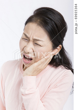 歯が痛いミドル女性 69935364