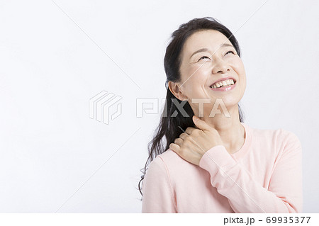 肩こりが改善された女性 69935377