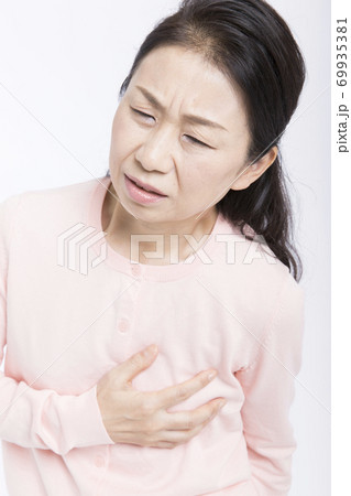 胸が痛む女性 69935381
