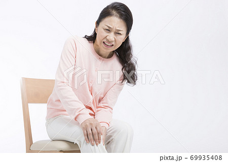 膝が痛いミドル女性 69935408