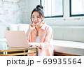 リビングでパソコンを使う若い女性 69935564