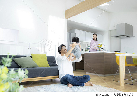 ファミリー　家族　赤ちゃん　育児 69936779