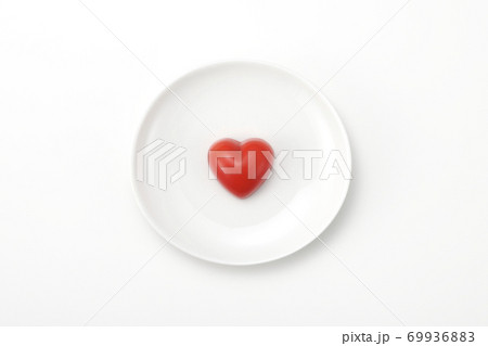 丸い皿にのったハートのチョコ 69936883