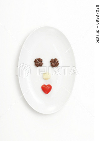 チョコで作った顔 チョコで作った顔 69937028