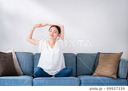 女性　ソファ 69937339