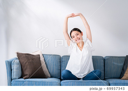 女性　ソファ 69937343