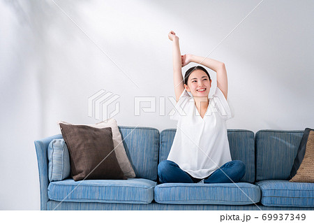 女性　ソファ 69937349