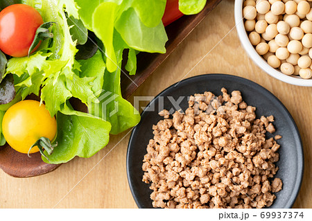 大豆ミート（ミンチタイプ）と生野菜 69937374