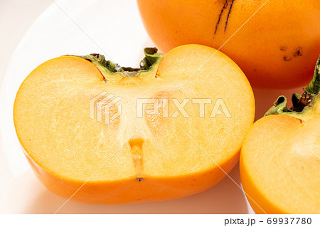 種無し柿(刀根早生柿)の断面。 種無し柿(刀根早生柿)の断面。 69937780