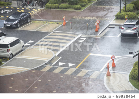 駐車場 自動車 乗用車 69938464