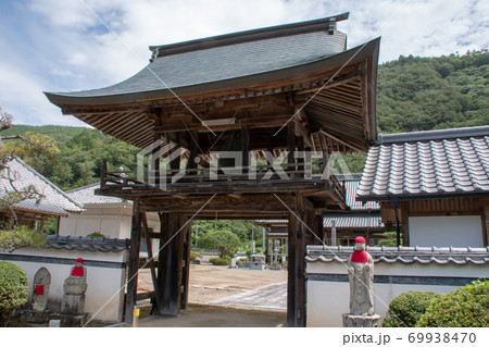 岡山県下で最古の木造塔建築を持つ長福寺の鐘楼門 69938470
