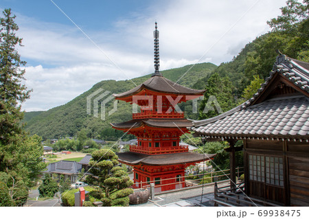 岡山県下で最古の木造塔建築を持つ長福寺の三重塔 69938475