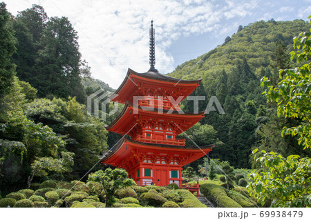 岡山県下で最古の木造塔建築を持つ長福寺の三重塔 岡山県下で最古の木造塔建築を持つ長福寺の三重塔 69938479