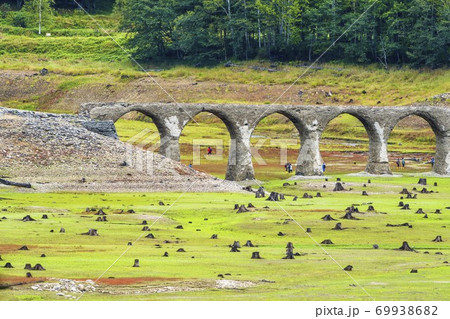 旧国鉄士幌線　タウシュベツ川橋梁展望台からの風景　北海道上士幌町 69938682