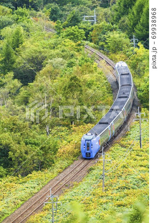 増田山から見た特急おおぞら（283系）　北海道新得町 69938968