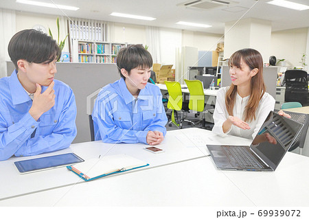 エンジニアにノートPCを使って電子部品の紹介をする営業職の女性 69939072