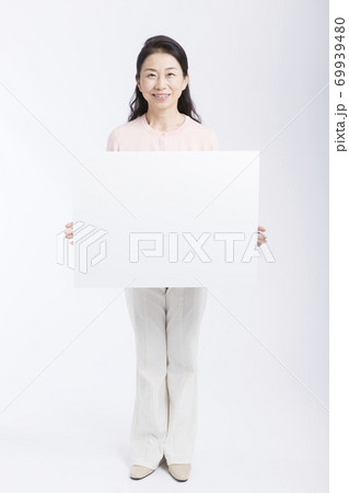 メッセージボードを持ったミドル女性 69939480