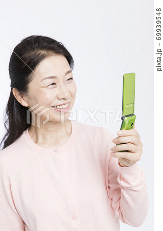 携帯メールを見る女性 69939548