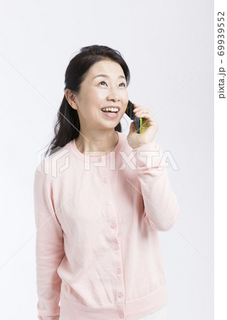 携帯電話で話す女性 69939552