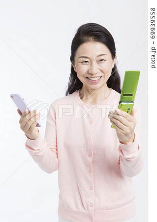スマホとガラケーを持つ女性 69939558
