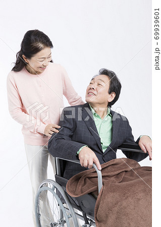 車椅子の夫と妻 69939601