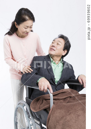 車椅子の夫と妻 車椅子の夫と妻 69939602