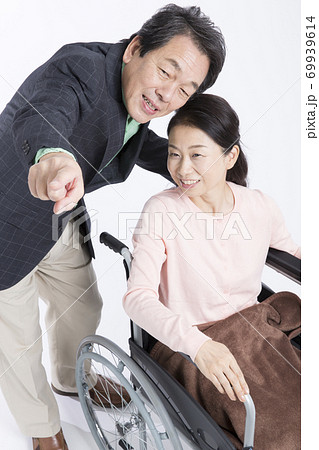 車椅子の夫と妻 69939614
